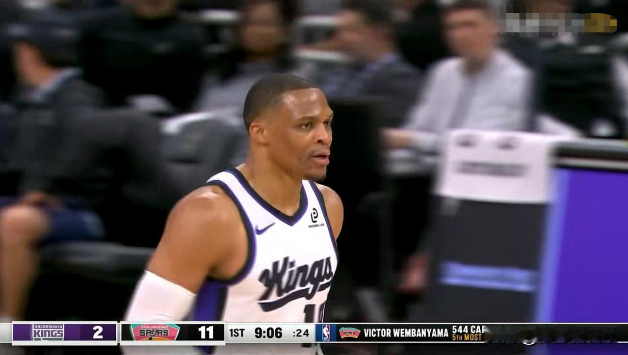 国王球星威斯布鲁克真是不想好好打球！在今天国王客场以122：139输给马刺的比赛