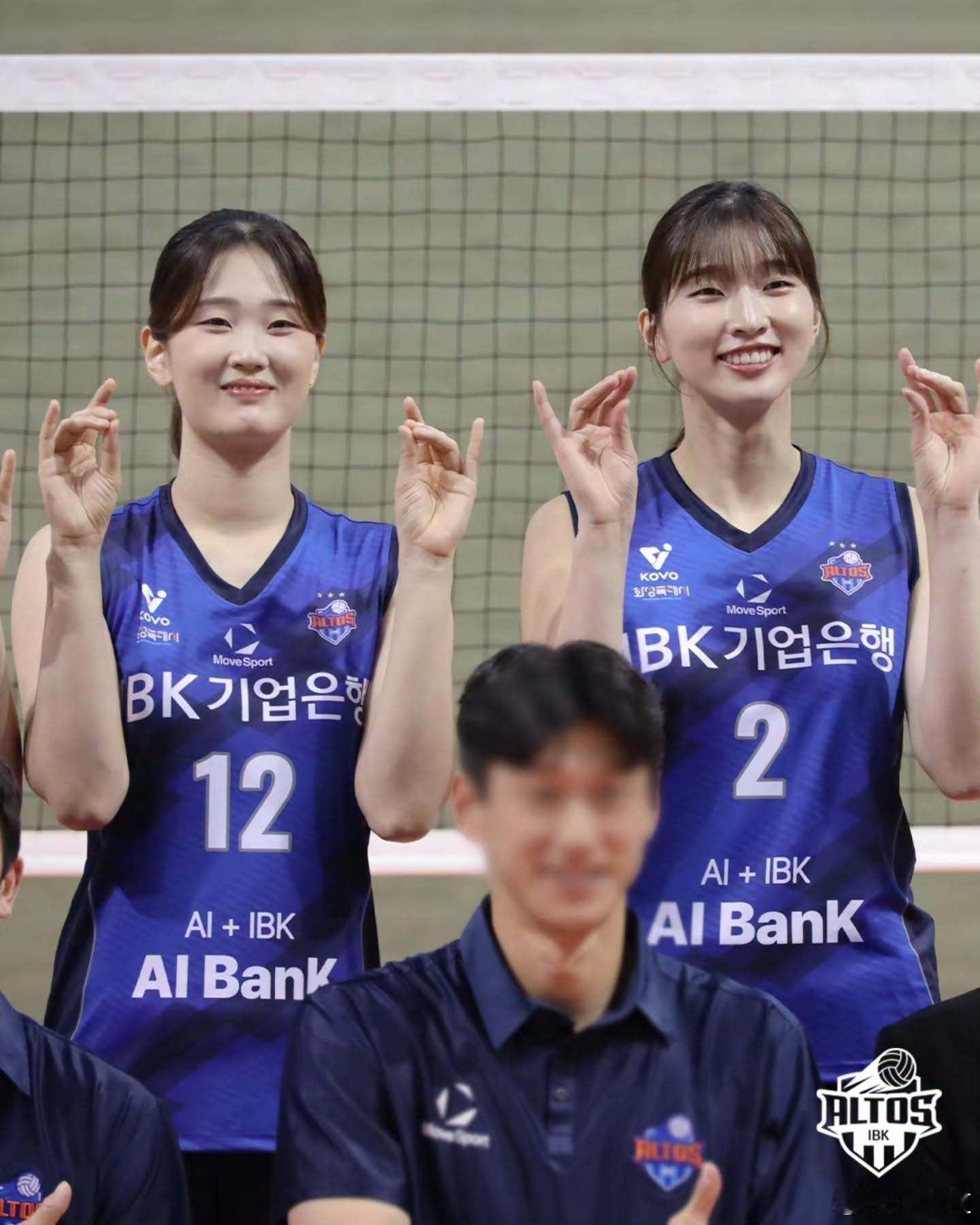 国际排坛动态韩国女排IBK企业银行季前定妆照，40岁的自由人林明玉依然还在，今年