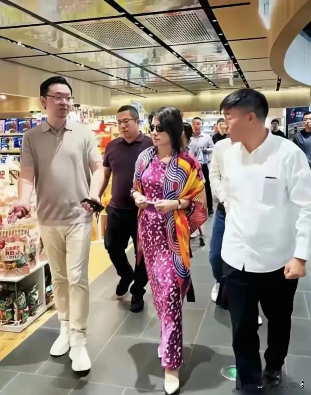 从外貌和穿着打扮上看，真看不出来这个女人已经70岁了。
她活得真潇洒，活出了自我