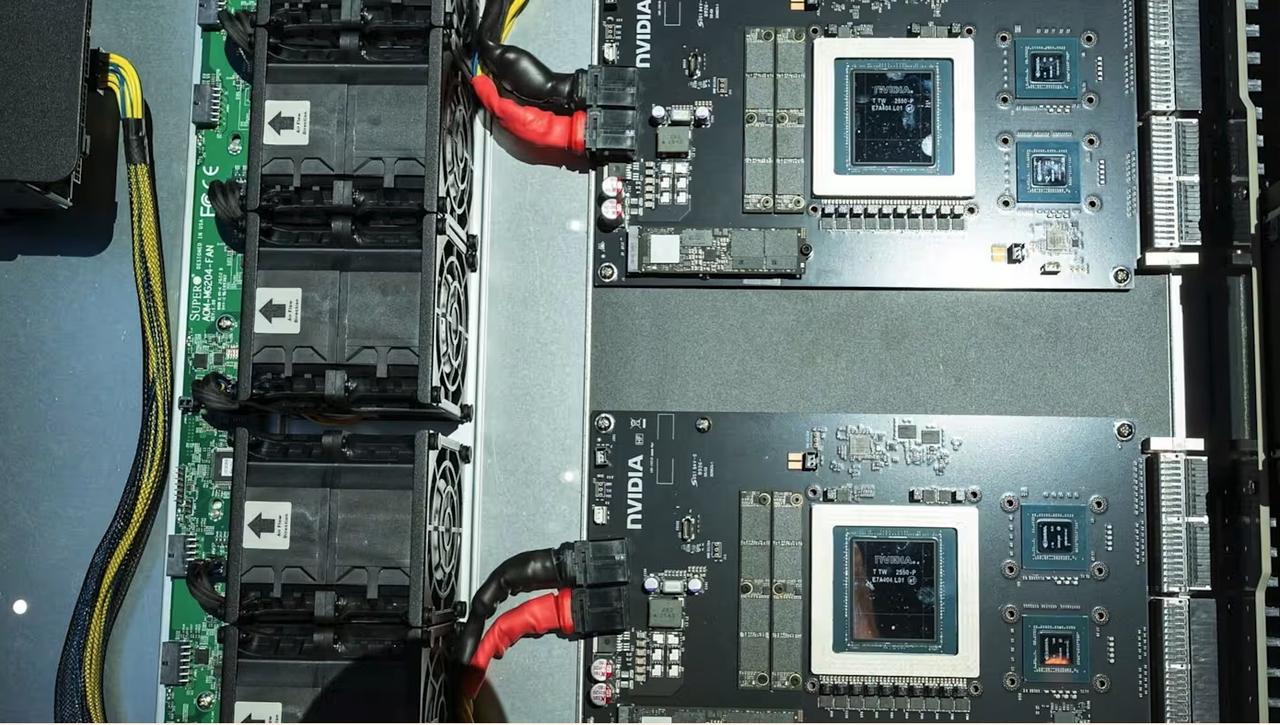 超微电脑公司股价周五暴跌33%，此前美国检方指控该公司联合创始人兼董事廖某与另外