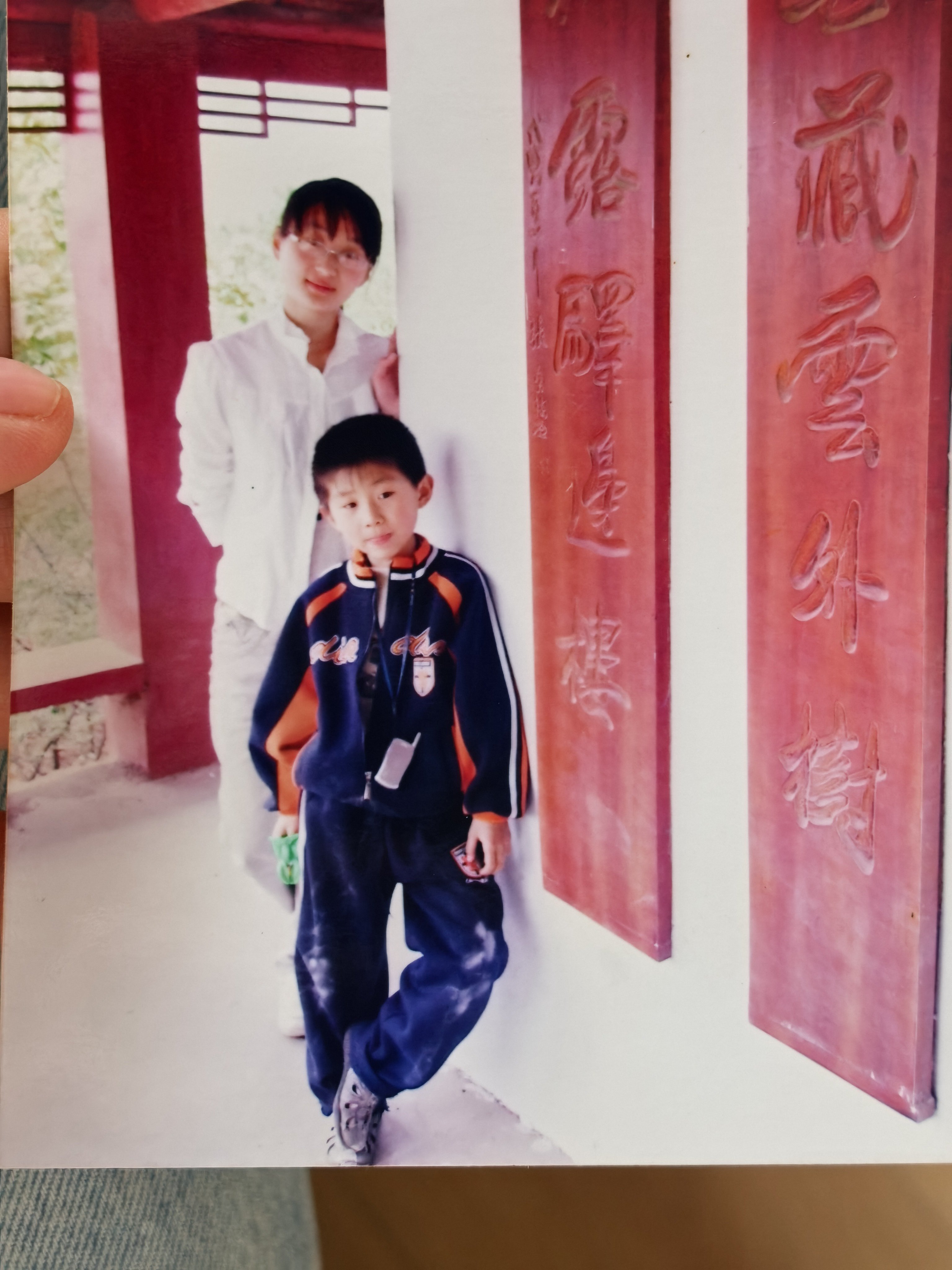 06年我爹就给我配上手机了，原来我从小就是数码博主