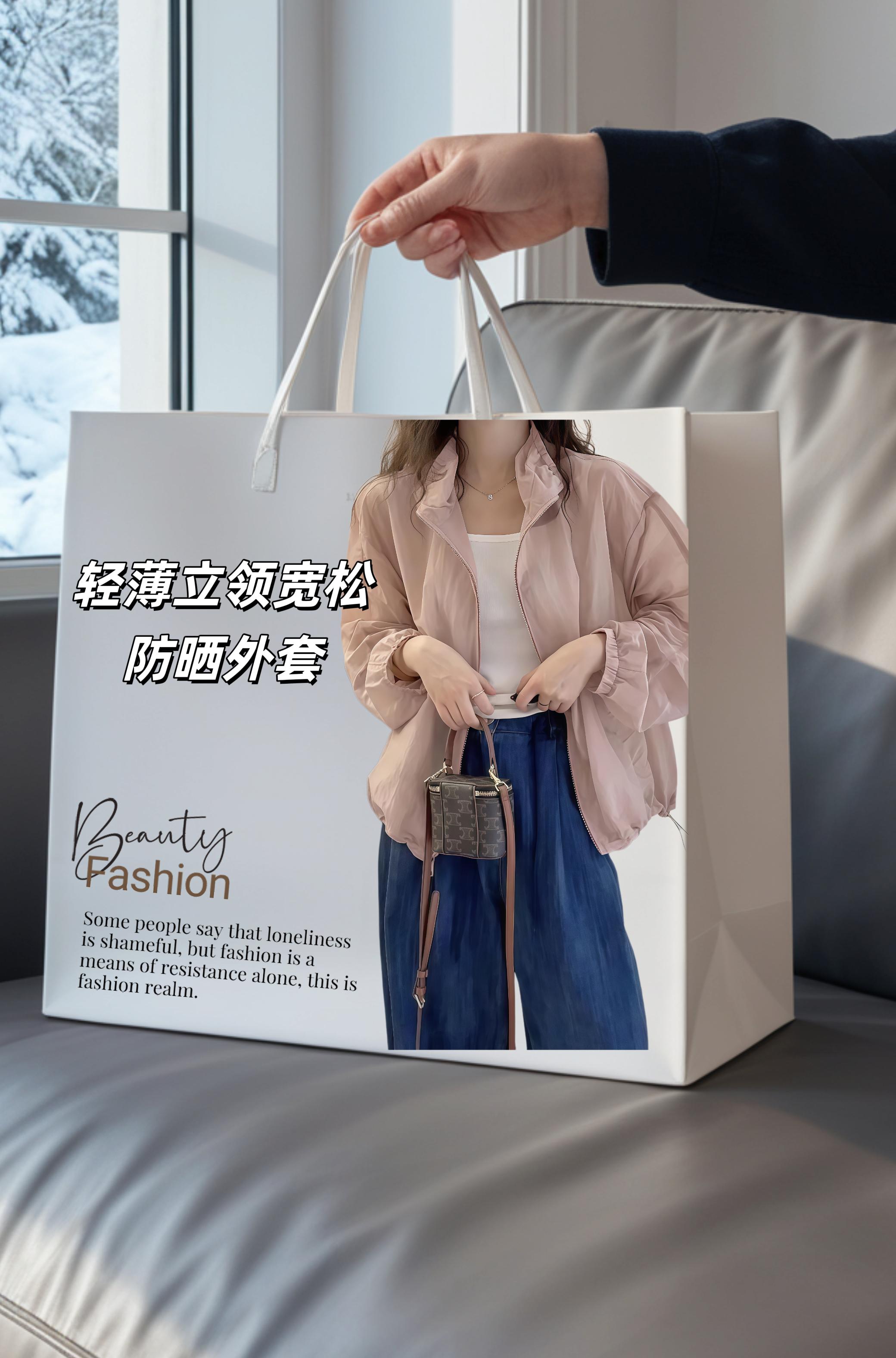 邂逅春日温柔，浅粉外套邂逅澄澈蓝天与大海 ，简约内搭搭配随性阔腿裤，勾...