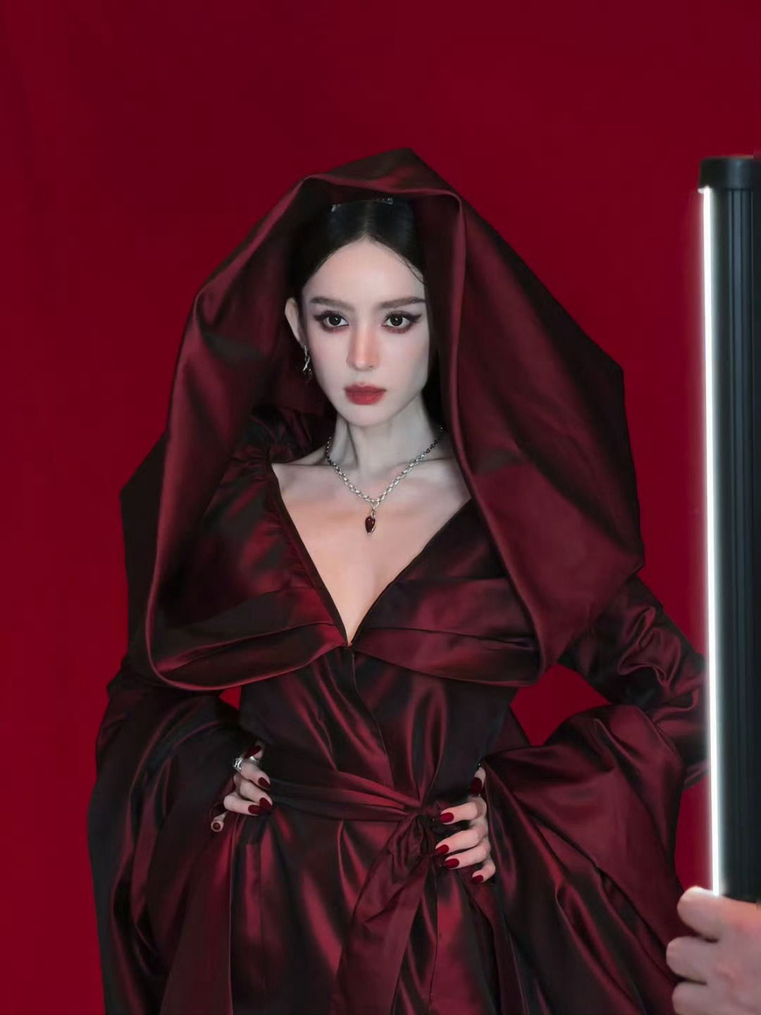 我得个美神降临啊！娜扎吸血鬼女王既视感，这也太美了吧！#娜扎 吸血鬼女王# ​​