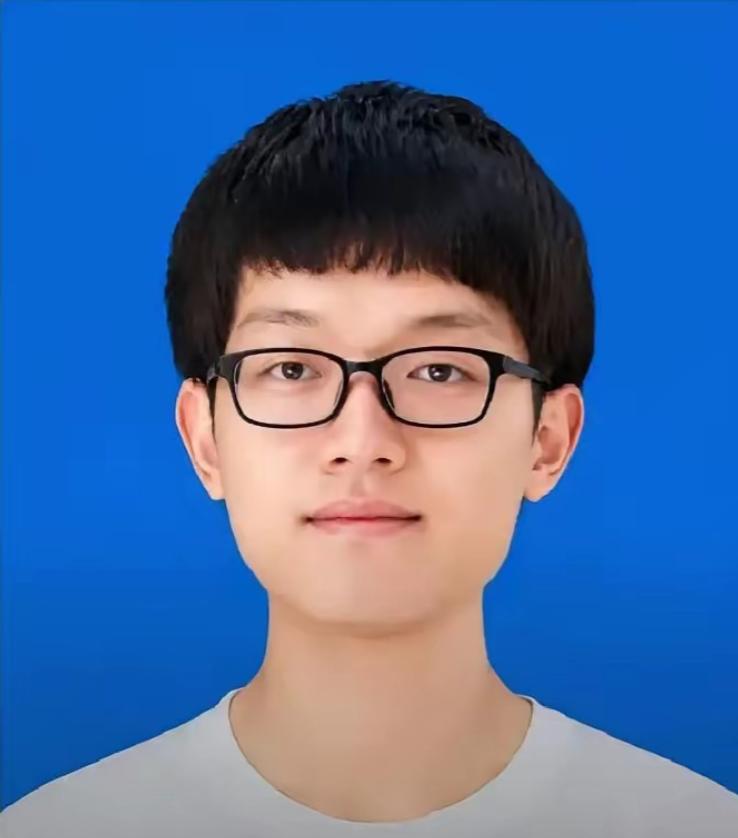 根据海边救人网传事件整理
他甩开了女朋友的手，跳入海中。背上驮着一个孩子，怀里紧