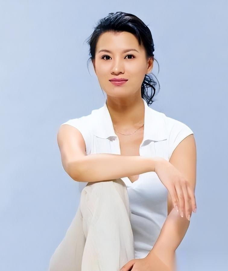 1994年北京的春天，风里还裹着未散的寒意。东城区民政局的办事窗口前，史兰芽挺着