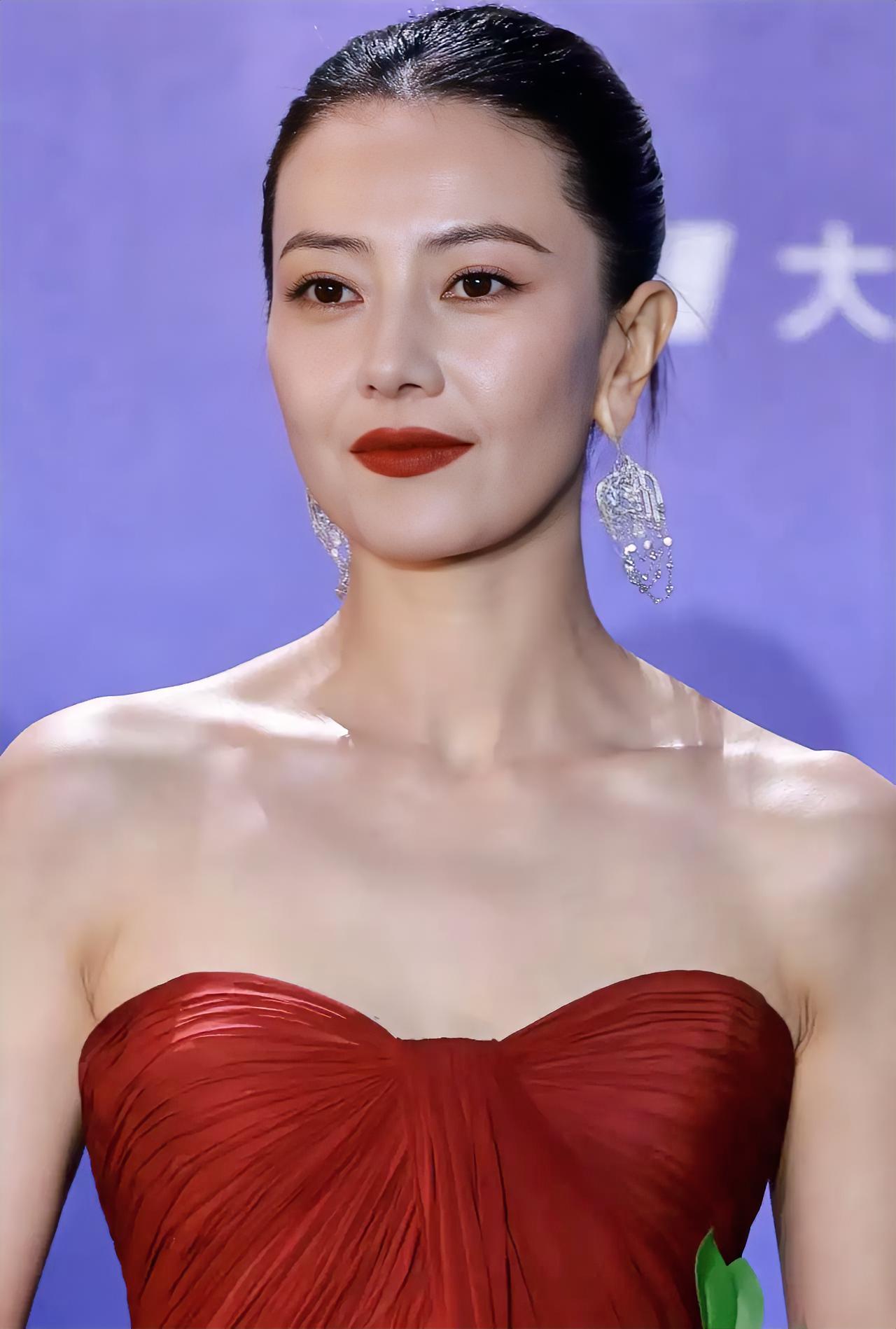 高圆圆
红色系[比心]