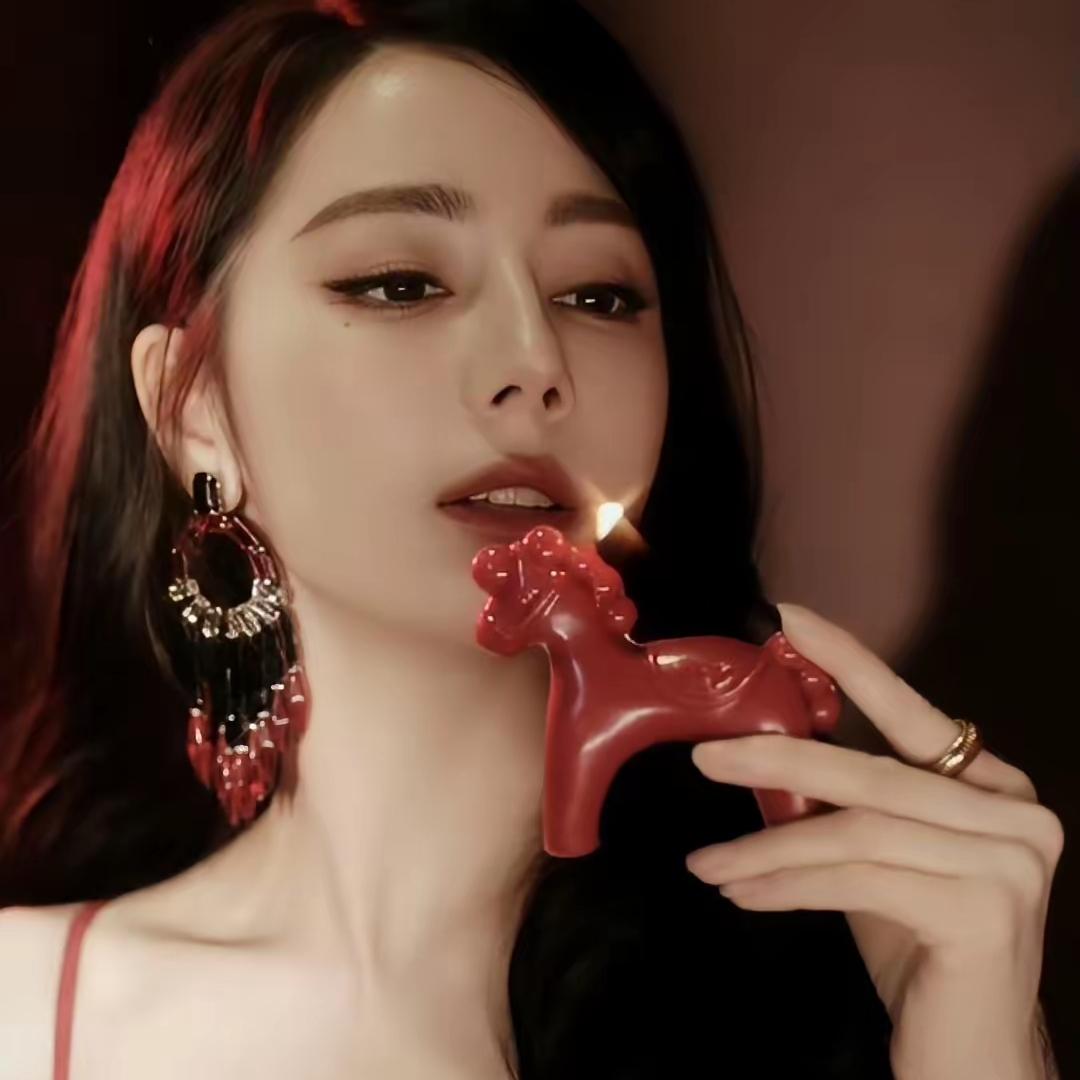 内娱我最看不懂的，
就是迪丽热巴。
明明是顶流，却总被安排得让人心疼。
 
  