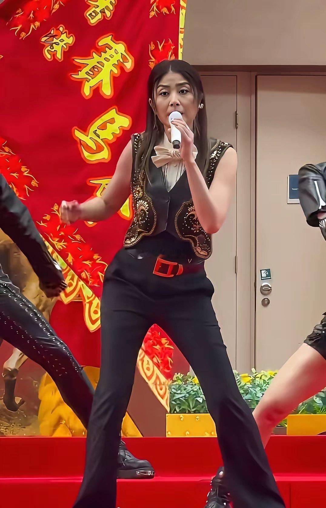 陈慧琳都开始在这种级别的舞台演出了，她不是天后吗 ​​​