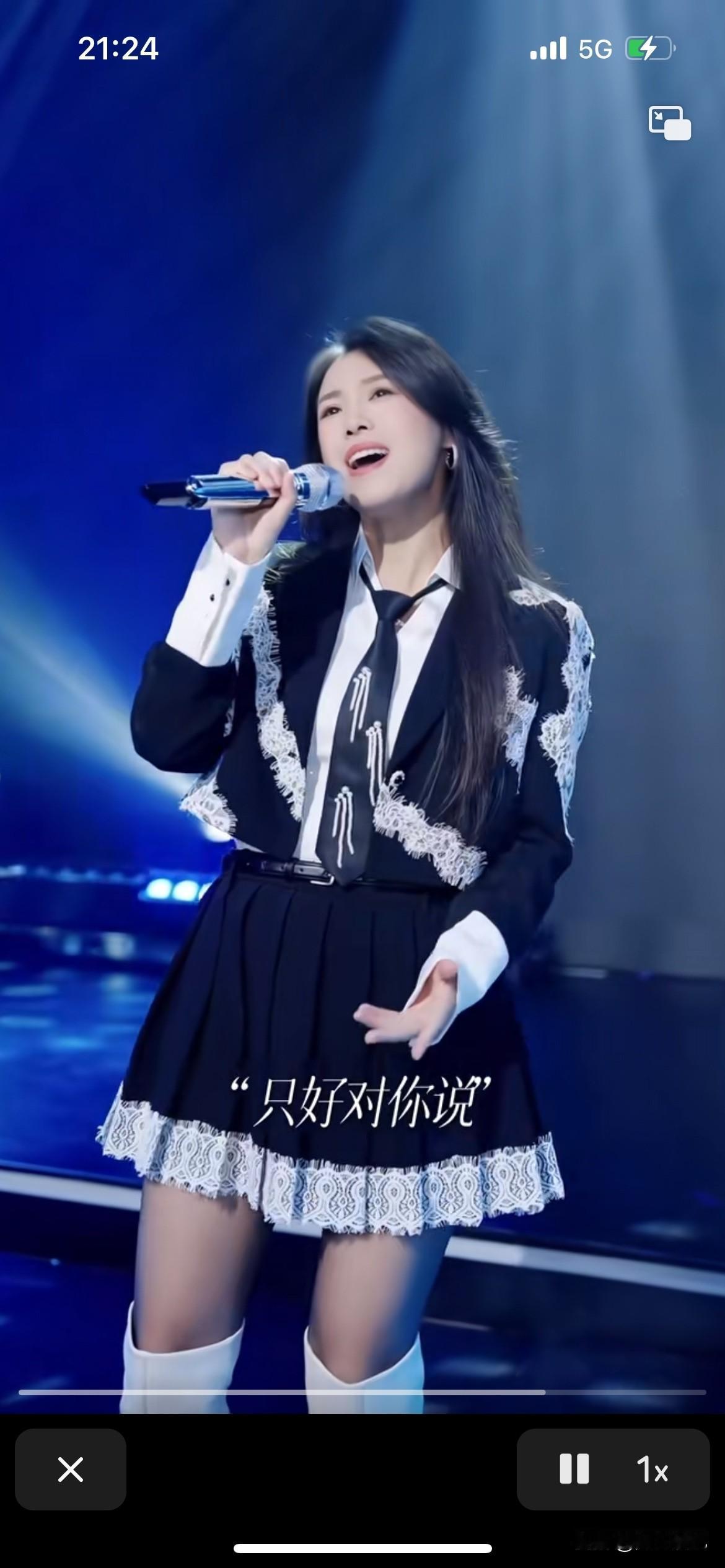 云朵发疯的唱歌，就是要证明自己单飞也是能出名的，她的歌声里，藏着山河辽阔与人间烟