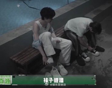 张真源力证袜子没味密室大逃脱明明是紧张的密室氛围，硬生生被两个人玩成欢乐搞笑小剧