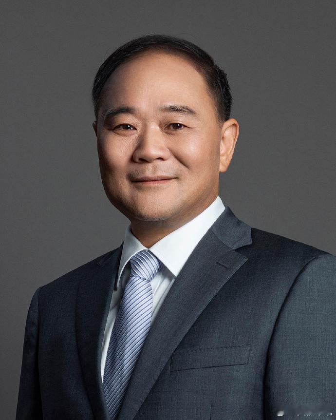 吉利汽车宣布管理层调整 吉利汽车正式发布公告，自 8 月 18 日起，李书福辞任