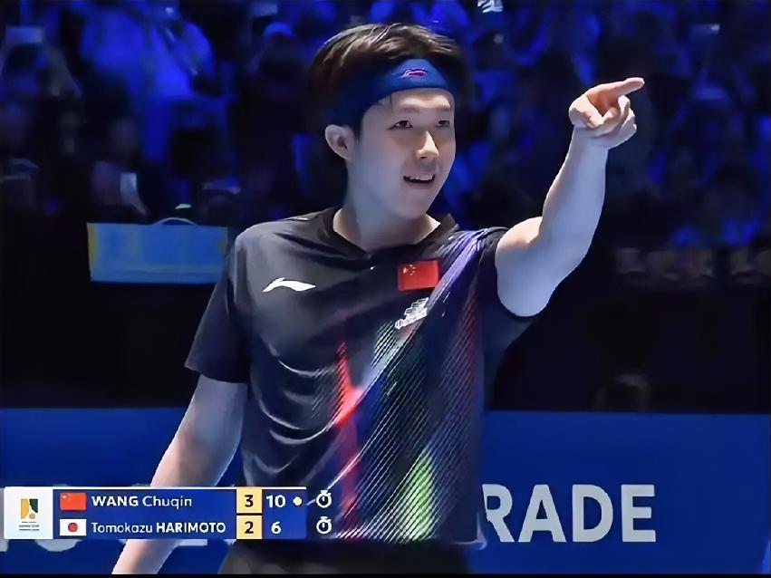 我终于明白了，
为啥王楚钦最后比赛结束会指一下王浩？
看一看王楚钦和王浩的表情，