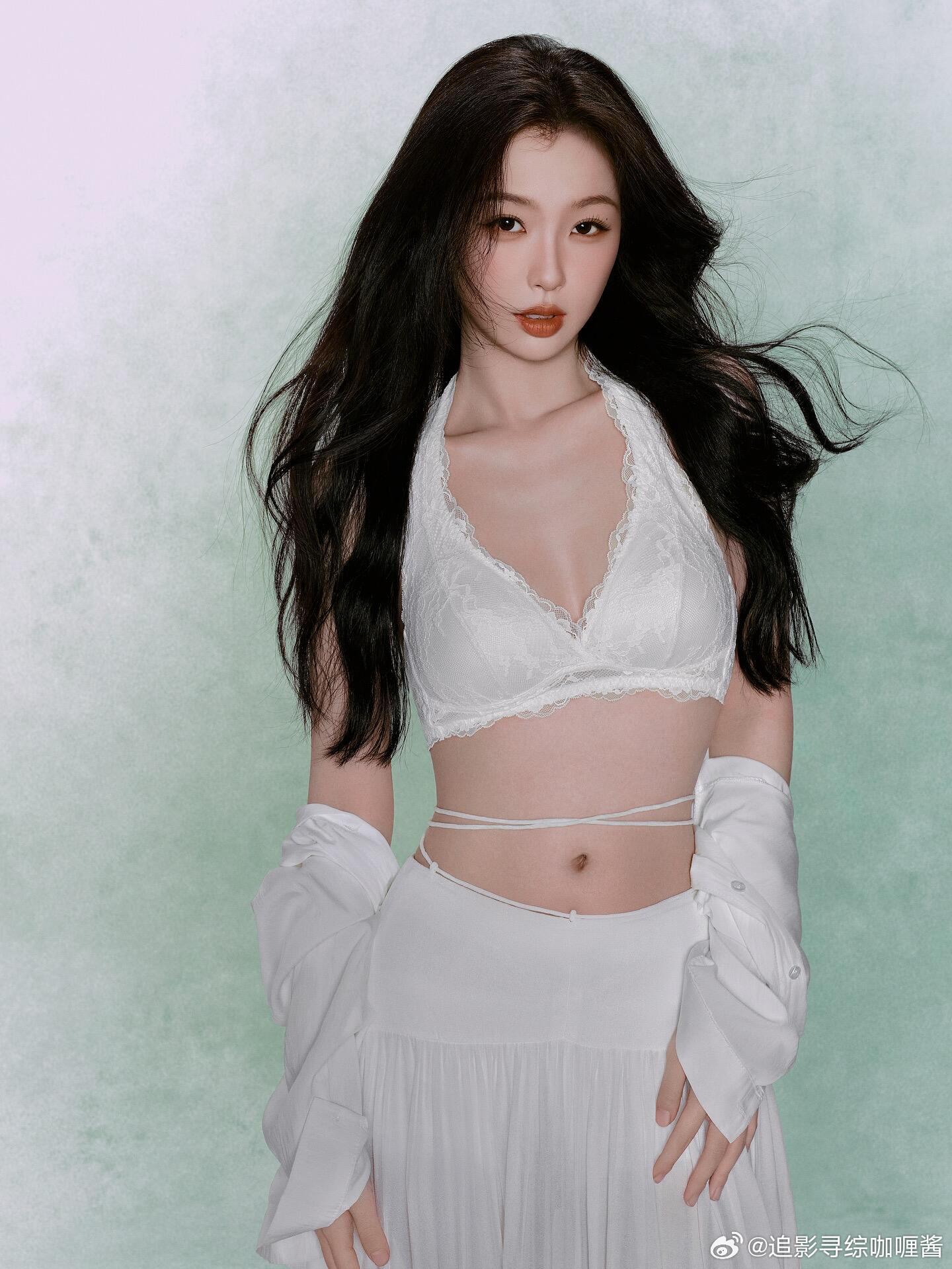 虞书欣工作室ins更新，两种风格的欣欣子 