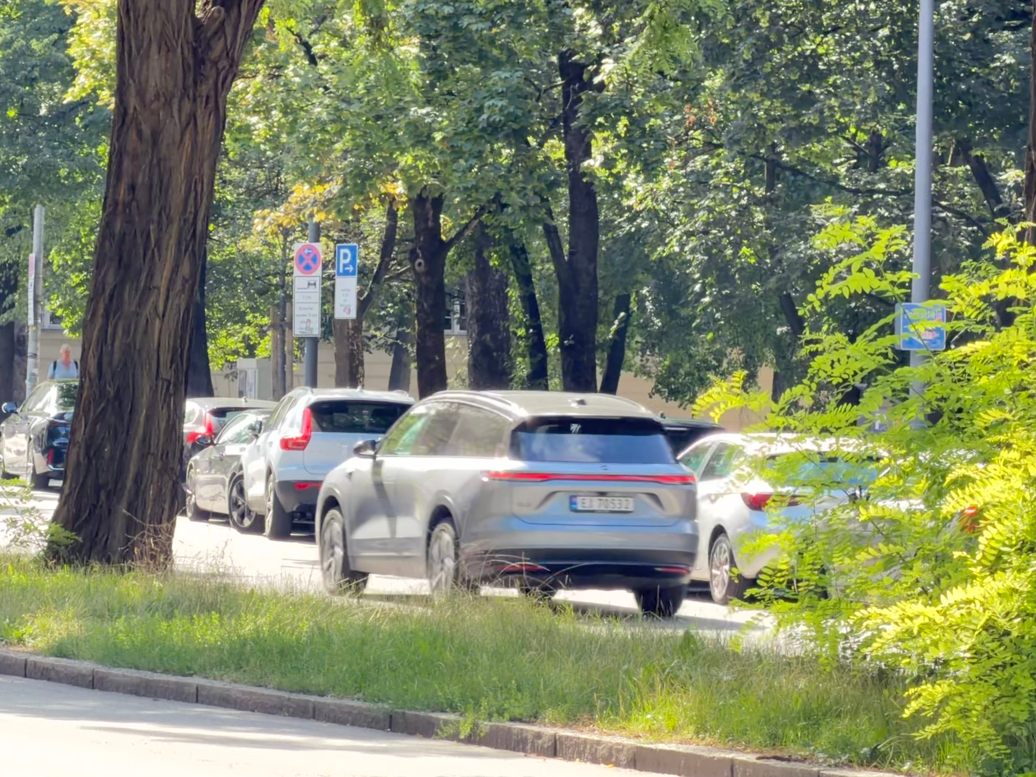 又看到一台 ES8！查了下，100 度电起售价 103900 欧百万豪车 