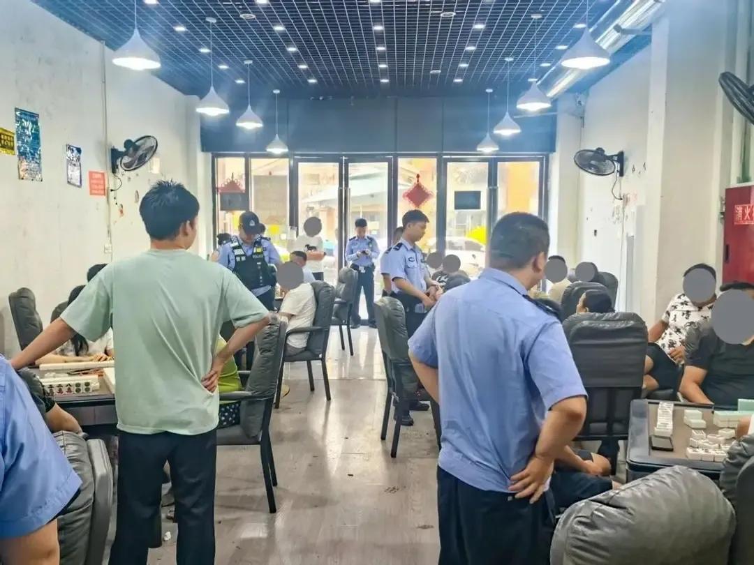 成都警方重拳打击"转转麻将"，有人理发理到一半老板就跑了，这种麻将到底害了多少人