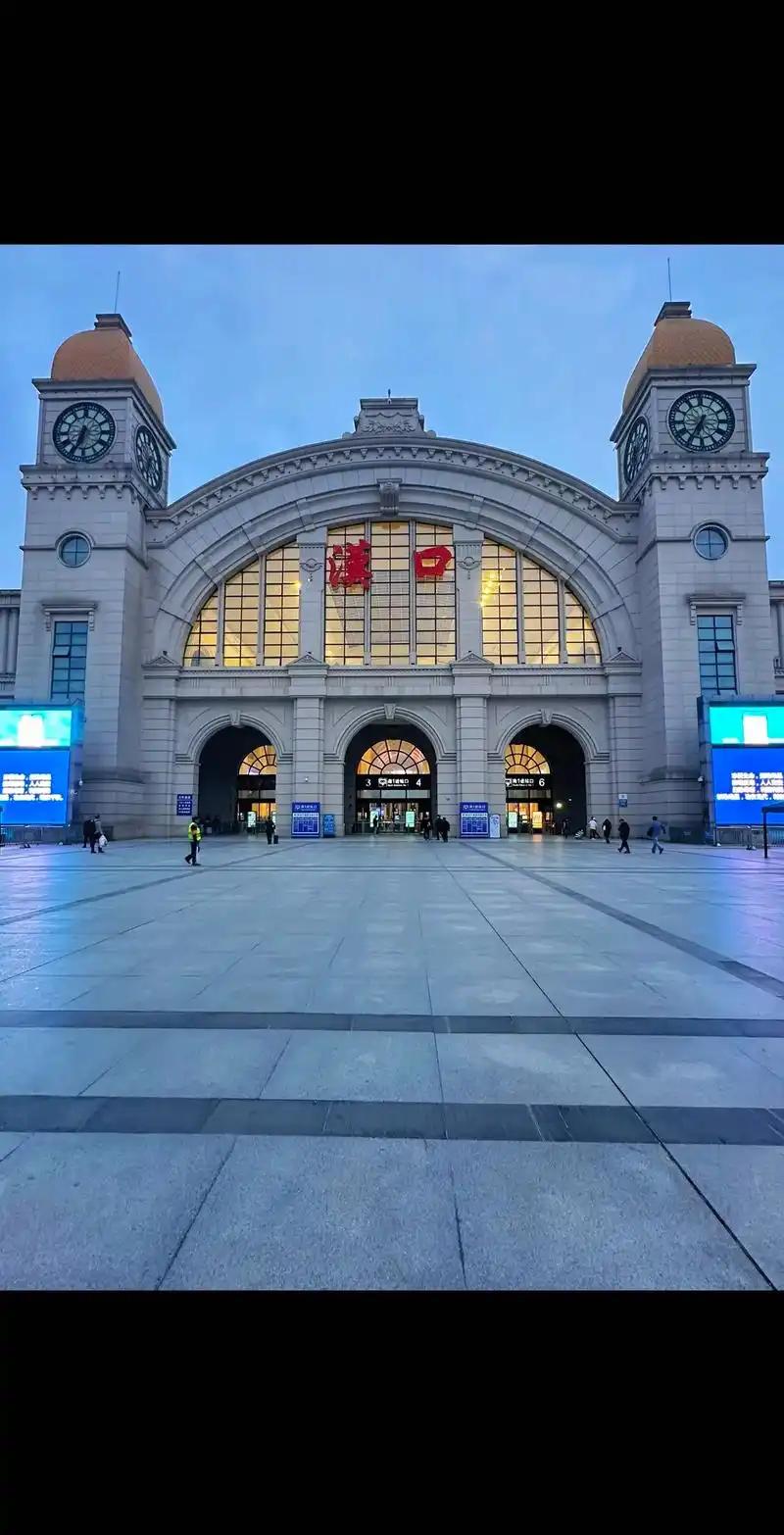 湖北武汉的名字和由来具有丰富的历史和文化背景，下面为你详细介绍。

武汉的由来与