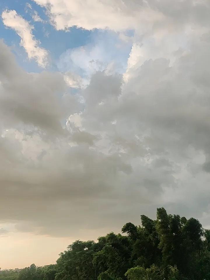 天空乌云密布，这场景就像老天爷打翻了墨汁瓶。我这儿刚还晴空万里，眨眼间就风云突变