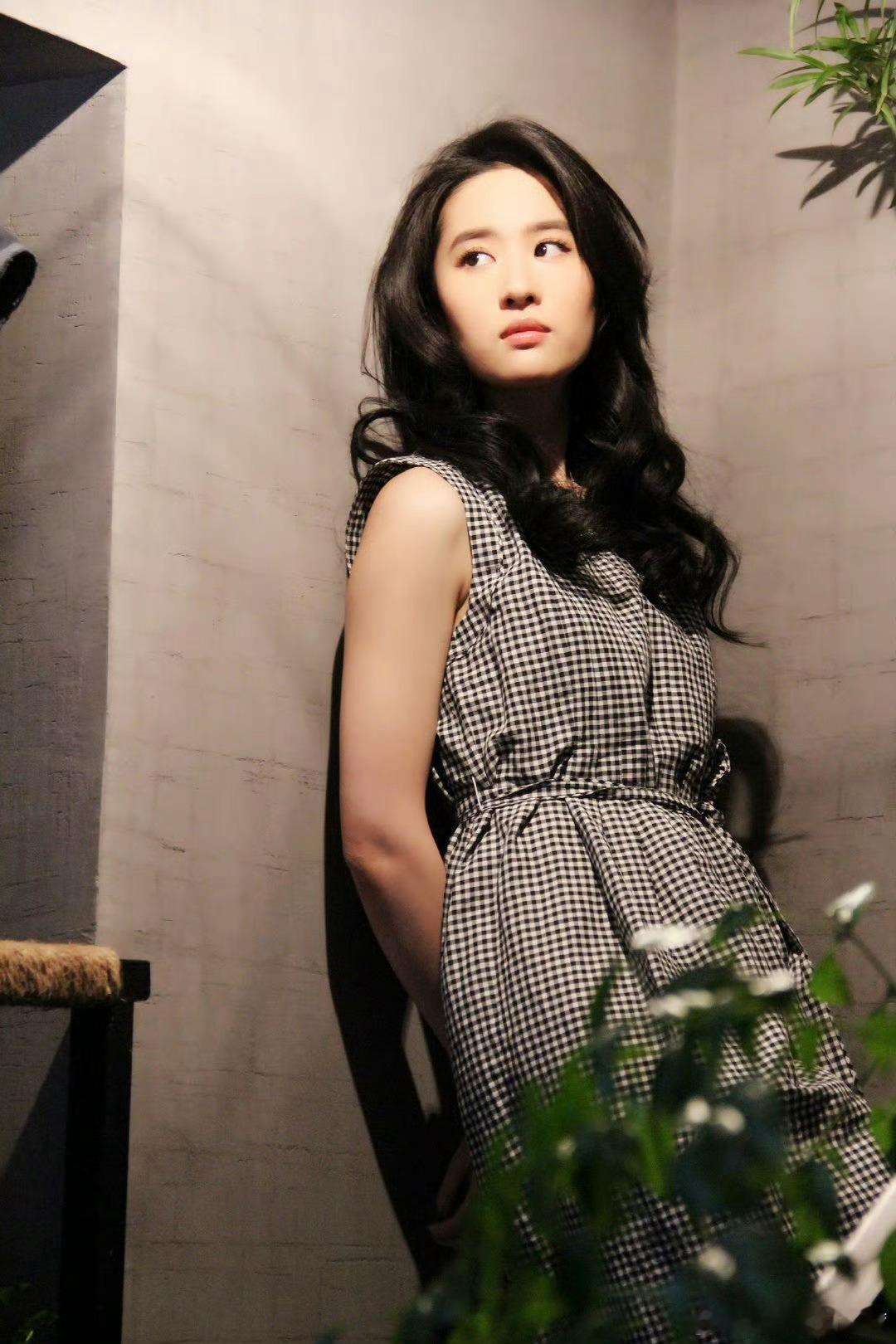 刘亦菲新造型惊艳亮相，法式少女感直接拉满，这是要美出新高度了吗？刘亦菲这套造型以