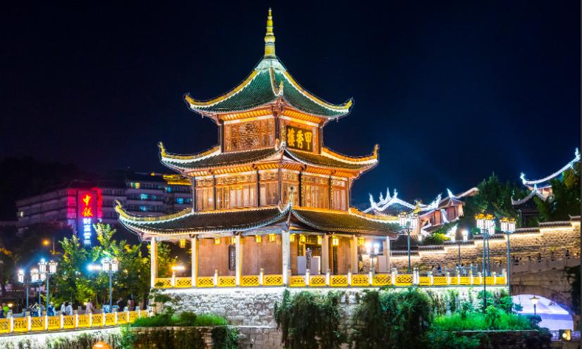 从贵阳出差回到成都。
说实话，人到中年后，很不喜欢出差，除非是逼不得已。
想起年