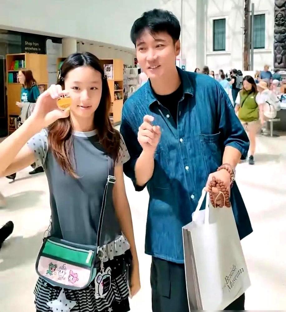 还真有两把刷子，张丹峰又把洪欣拉出来了。

一家三口，英国街头，他揽着洪欣的肩，