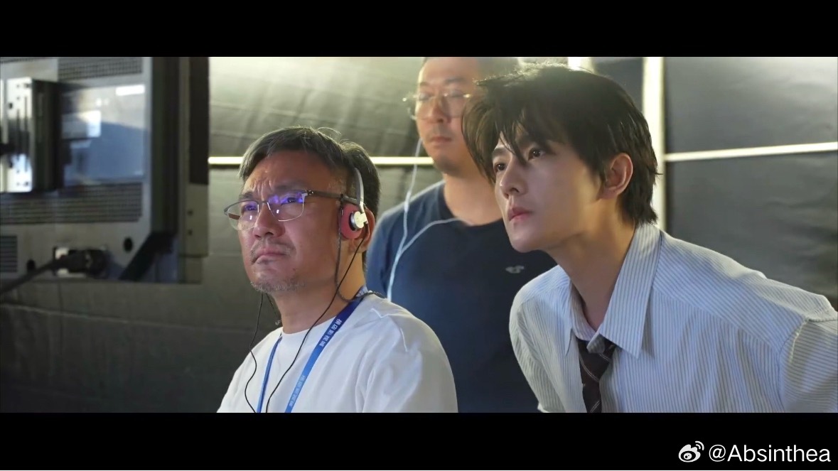 知道的是不让江山杀青特辑不知道的以为是论狗导演和小男主关系有多好谁家特辑里全是宣