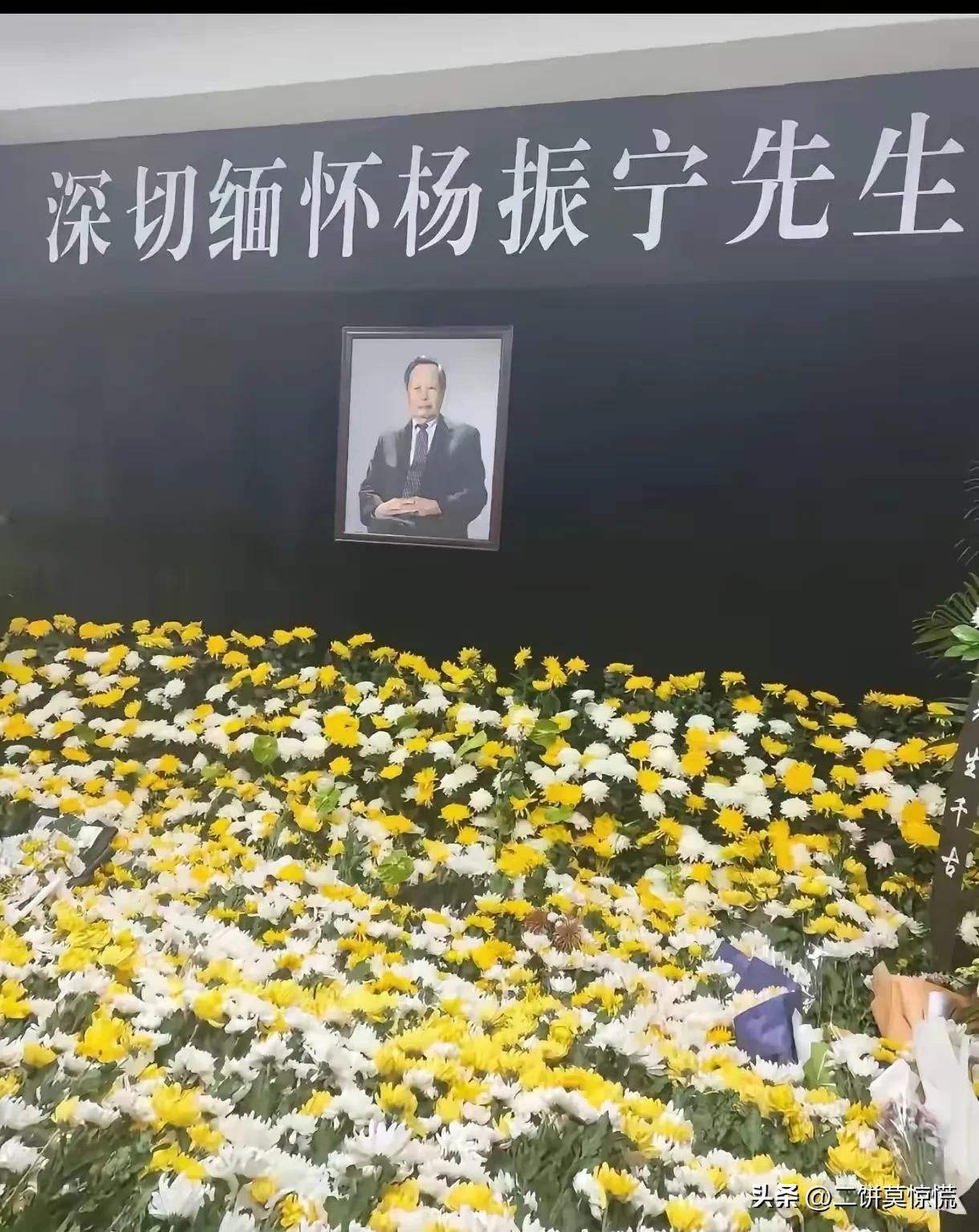 明天上午九点，我们将送别杨振宁先生。这位物理学巨匠的最后一程，在北京八宝山公墓大