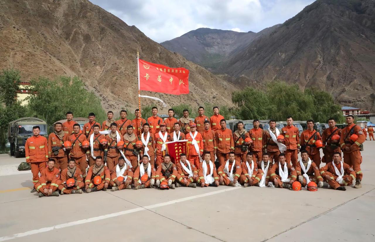 山火无情，人间有爱。山火无情，人间有爱。我们踏过焦土，只为还山林一片青绿；我们扛