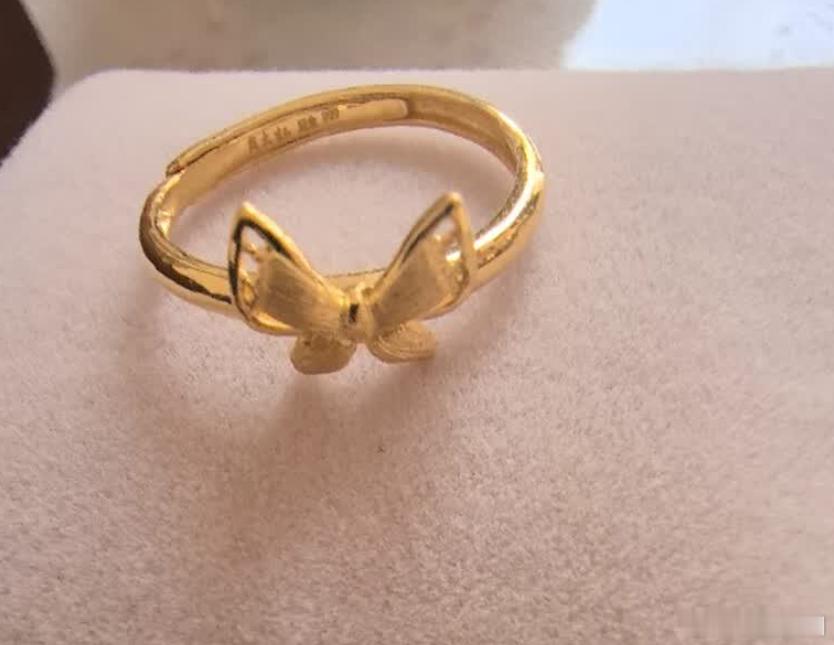 周大生质量 家里有两枚同样克重的金戒指，一枚是周大生的，一枚是别家的，买了差不多