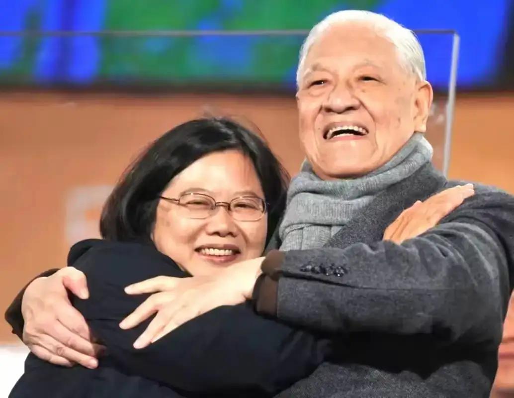 这是两个媚日的台独分子的亲密接触，不管它们是父女关系还是其他什么，他们真是臭味相