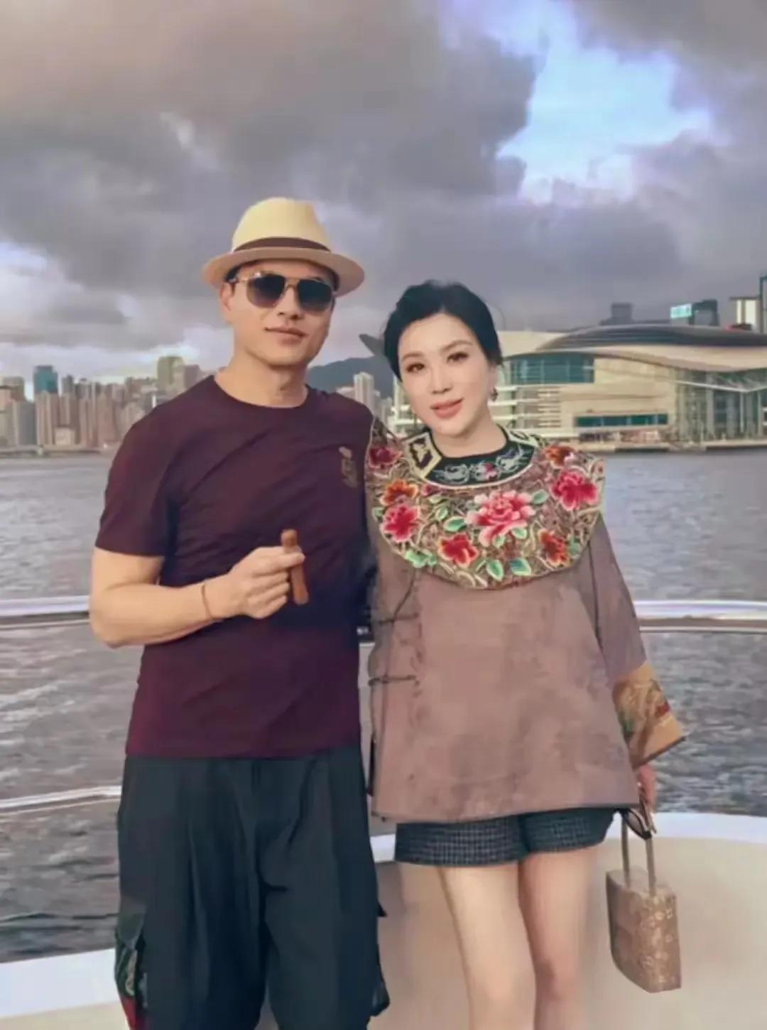 这已经是他娶的第三个老婆了，要求就只有一个字，富！男人年龄越大越务实，长得漂亮的