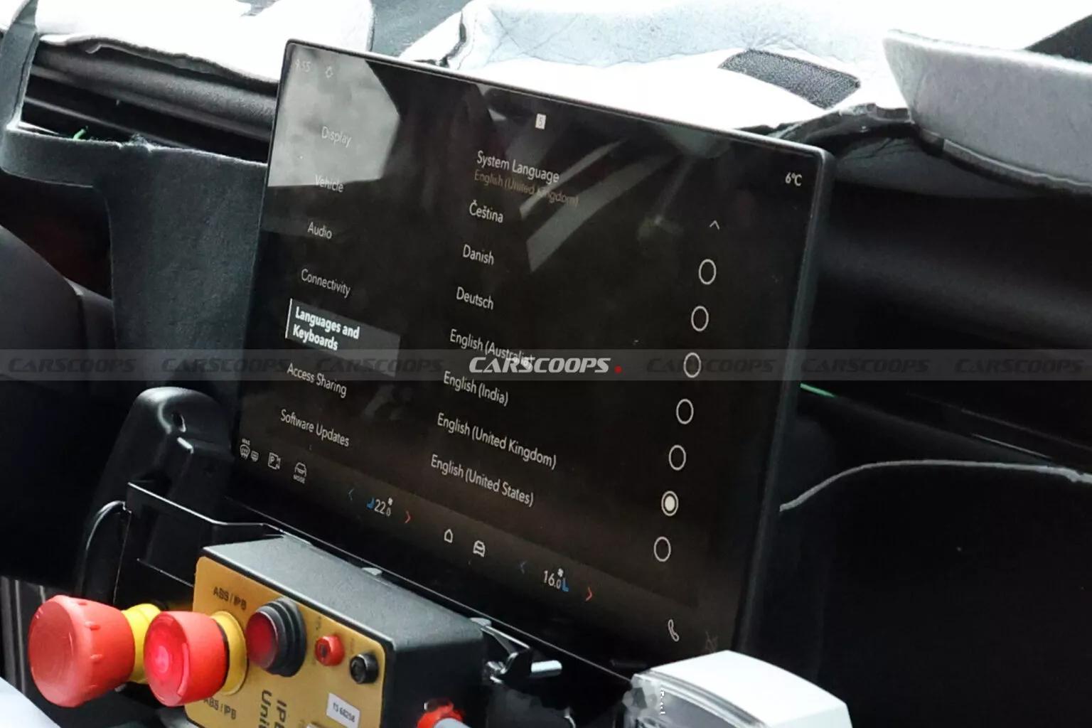 前一阵路虎星脉的测试车被拍到了：网页链接现在它的内饰也被拍到了：方向盘后方方正正