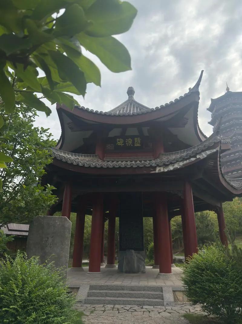 ◆七律·访襄阳岘山羊祜碑

当代·黄永强

堕泪碑前草木萋，羊公德泽与云齐。
