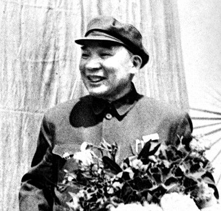 建国后首任北大校长马寅初。
 
新中国正式任命的第一位北京大学校长马寅初，字元善