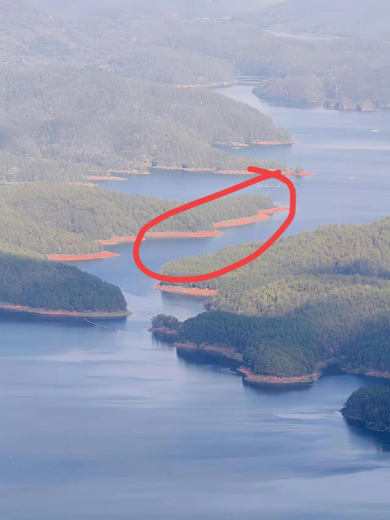 昆明版本的“千岛湖”虽然没有一千多个岛，但是杭州千岛湖的红腰带图一还是真的像极了