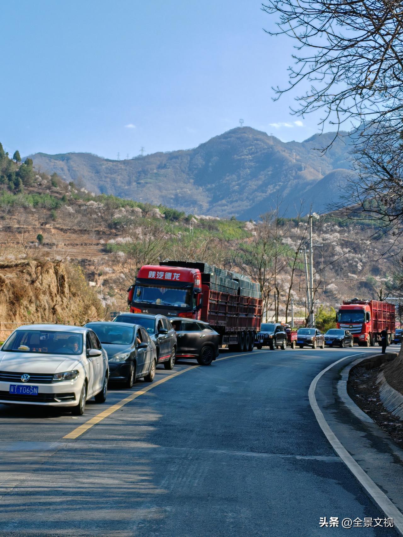 国道310天水东岔段大堵车。
       本来国道施工是很正常的事，可今天的堵