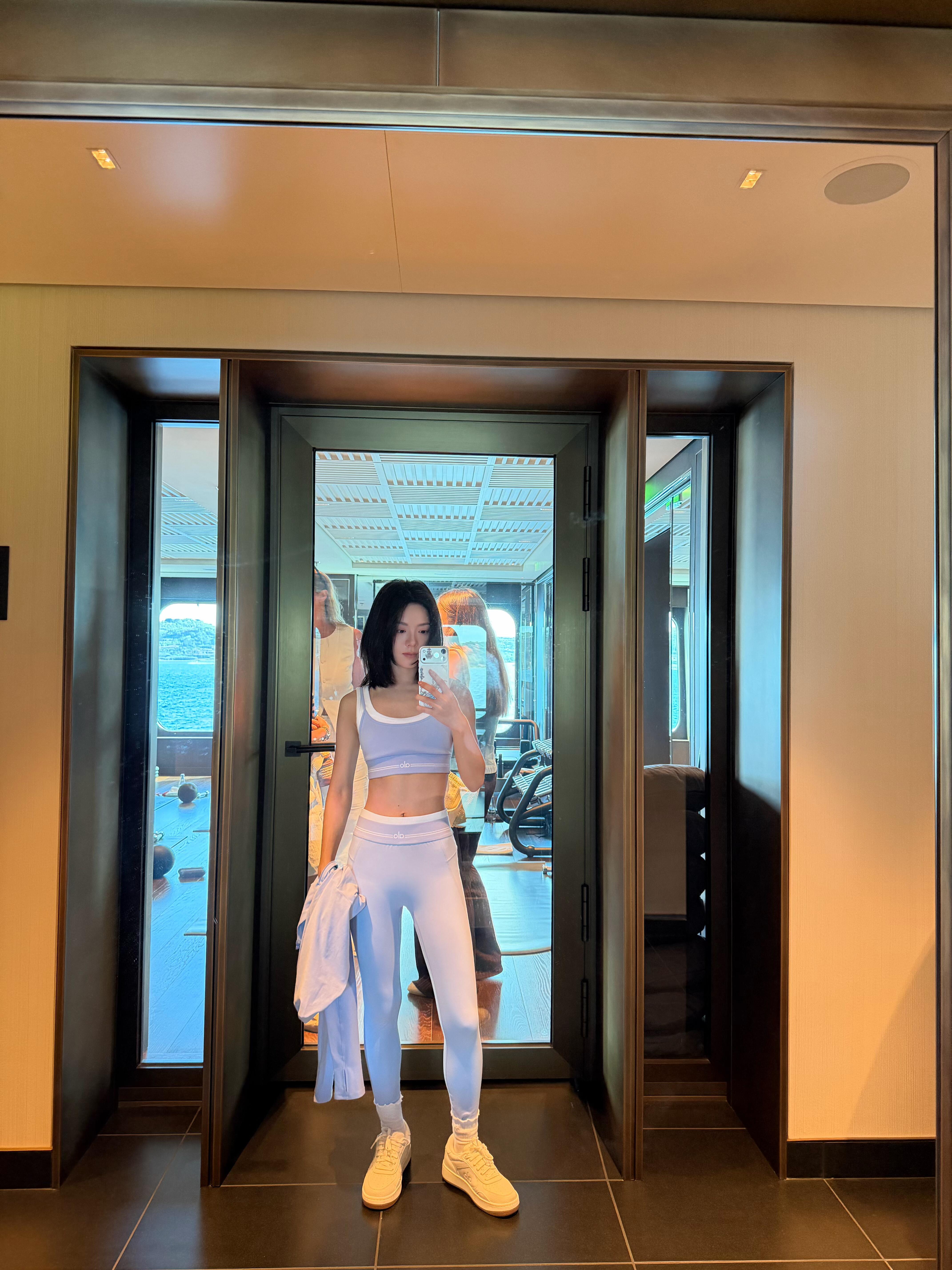 “演员自身也有着很高的标准和严苛的自我要求，并始终坚持自律管理状态” 