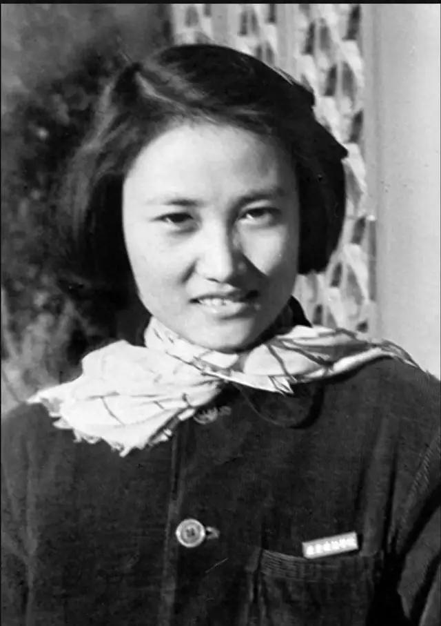 1975年4月4日，一名女犯被执行处决。临行前，她的嗓子被弄坏了，为的是不让她说