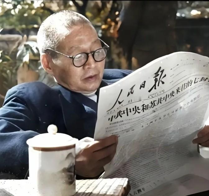 1964年，刘文辉晚年在小院中喝茶、看报、晒太阳，谁能想到这个普通的老人，就是曾