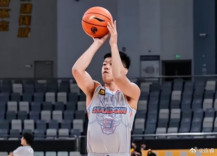 常规赛许梦君没上过场，首次出战面对广东三分球6投4中拿下12分（比赛还未结束），