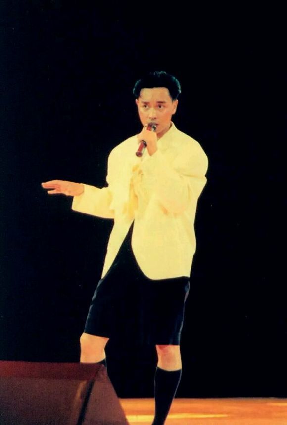 #张国荣[超话]#    【從張國榮二十三想起】（一1988-08-11 文：（