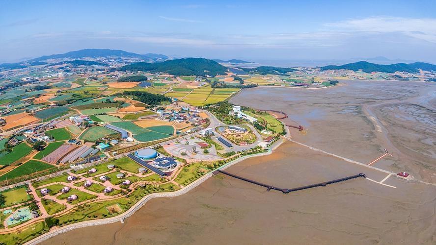 四千年前沿海先民靠晒沙淋卤、煮海成盐，在滩涂上抢出维系族群生存的白色口粮；如今深
