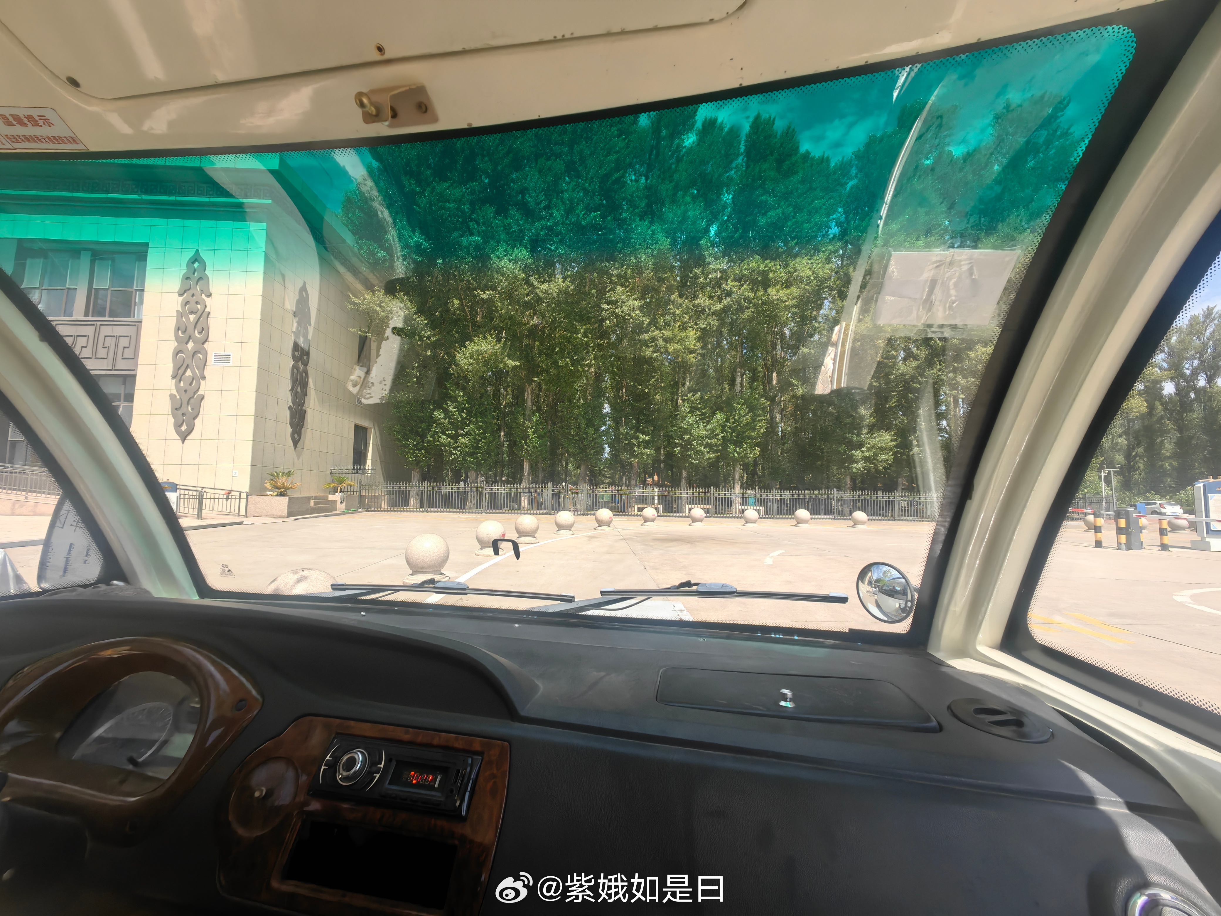 我最喜欢观光车代步了不用费腿腿， 