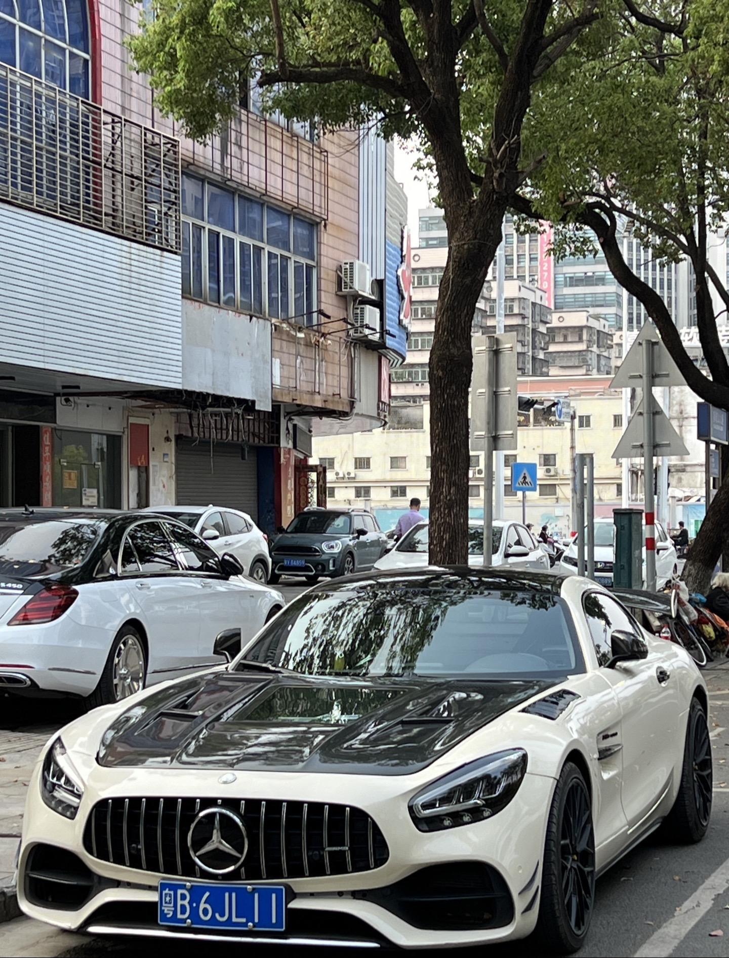 这应该是同级别车型中外观最凶的一款车型了吧！梅赛德斯奔驰AMG—GT，透明的引擎机盖有没有让你瞬间想要地板油了