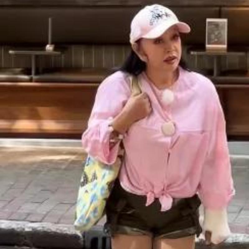 75岁刘晓庆穿搭像小姑娘，你能接受吗？
 
能接受刘晓庆变老、身材发福，唯独对她
