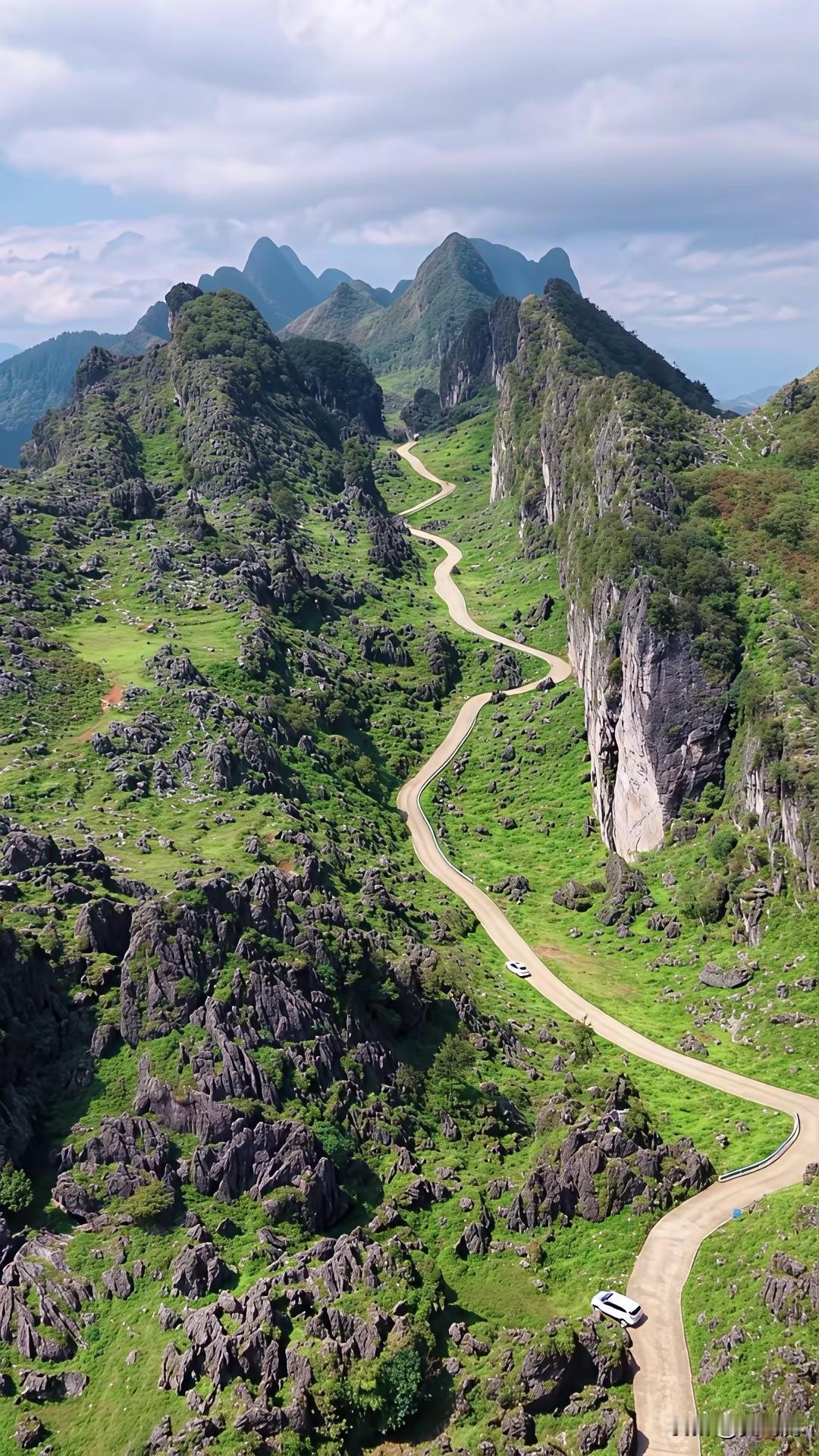 【[心]旅游景点】
六盘水龙脊山：
喀斯特秘境里的徒步胜地
 
龙脊山坐落于贵州