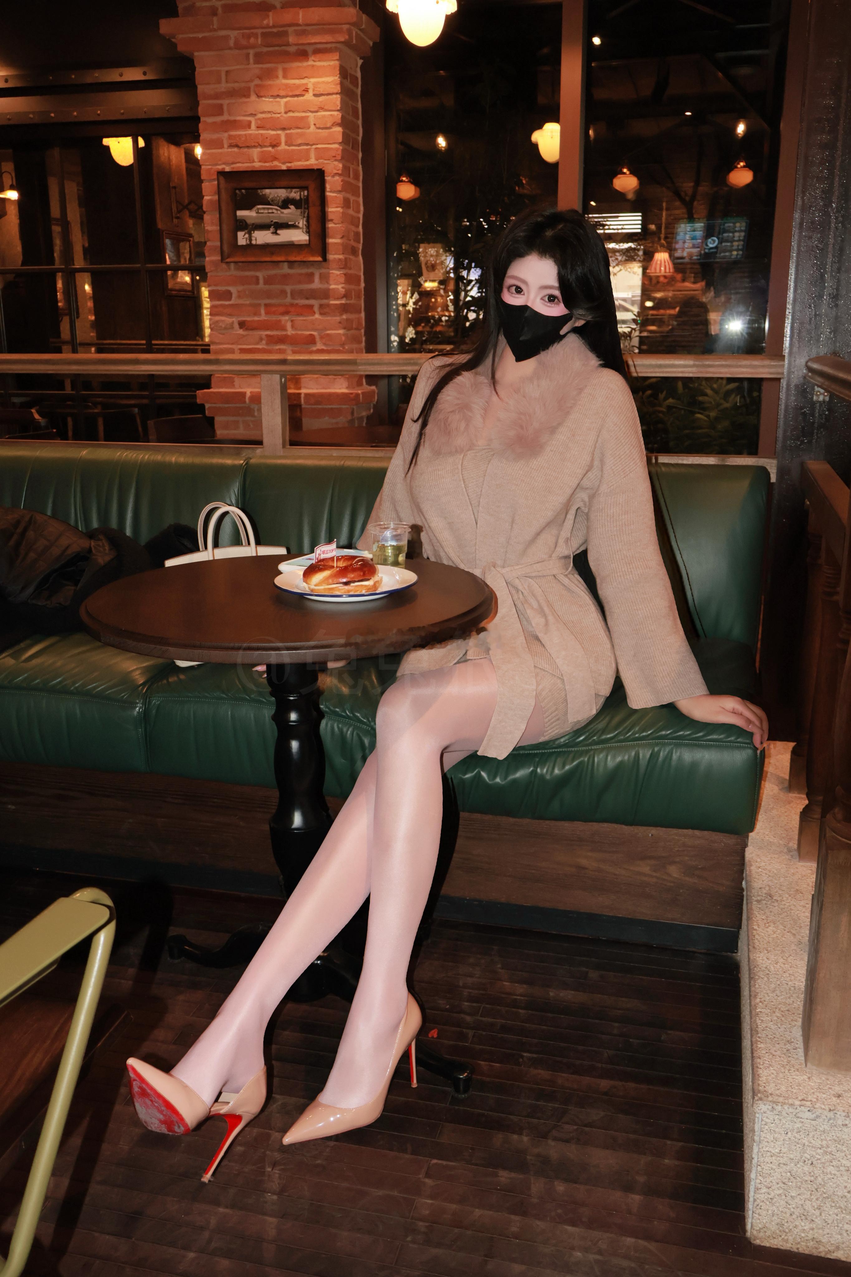 毛茸茸&舍宾袜冬天真的很爱这种糯叽叽的搭配把优雅和小性感平衡的刚好今天穿什么oo