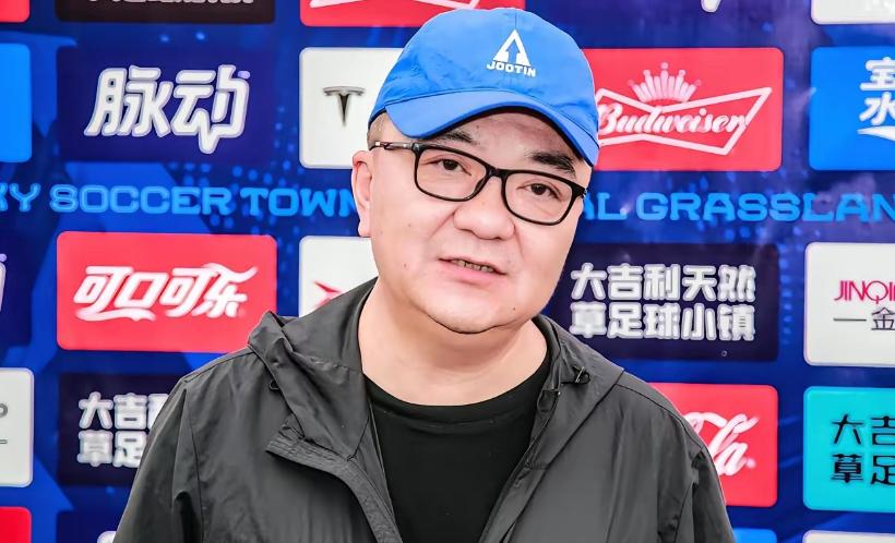 董路这次真急眼了！
直播间10万人前掀桌子，直接给《足球报》定性，这口气忍了5年