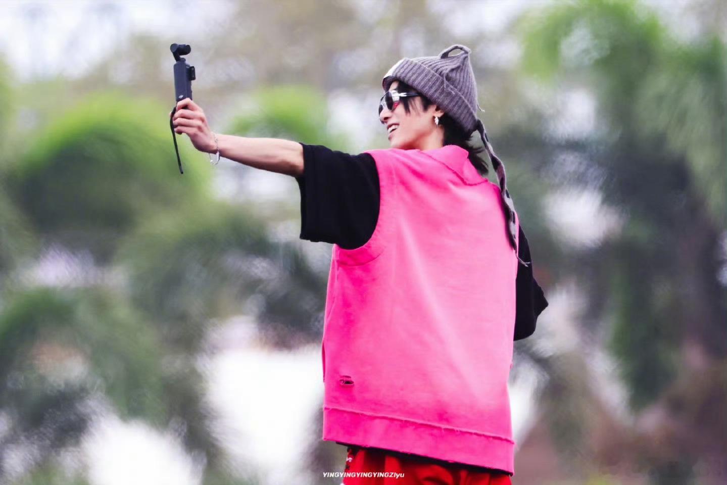 华晨宇突袭上台 今日份惊喜来自华晨宇！突袭上台毫无预兆，一现身就引爆全场欢呼，这