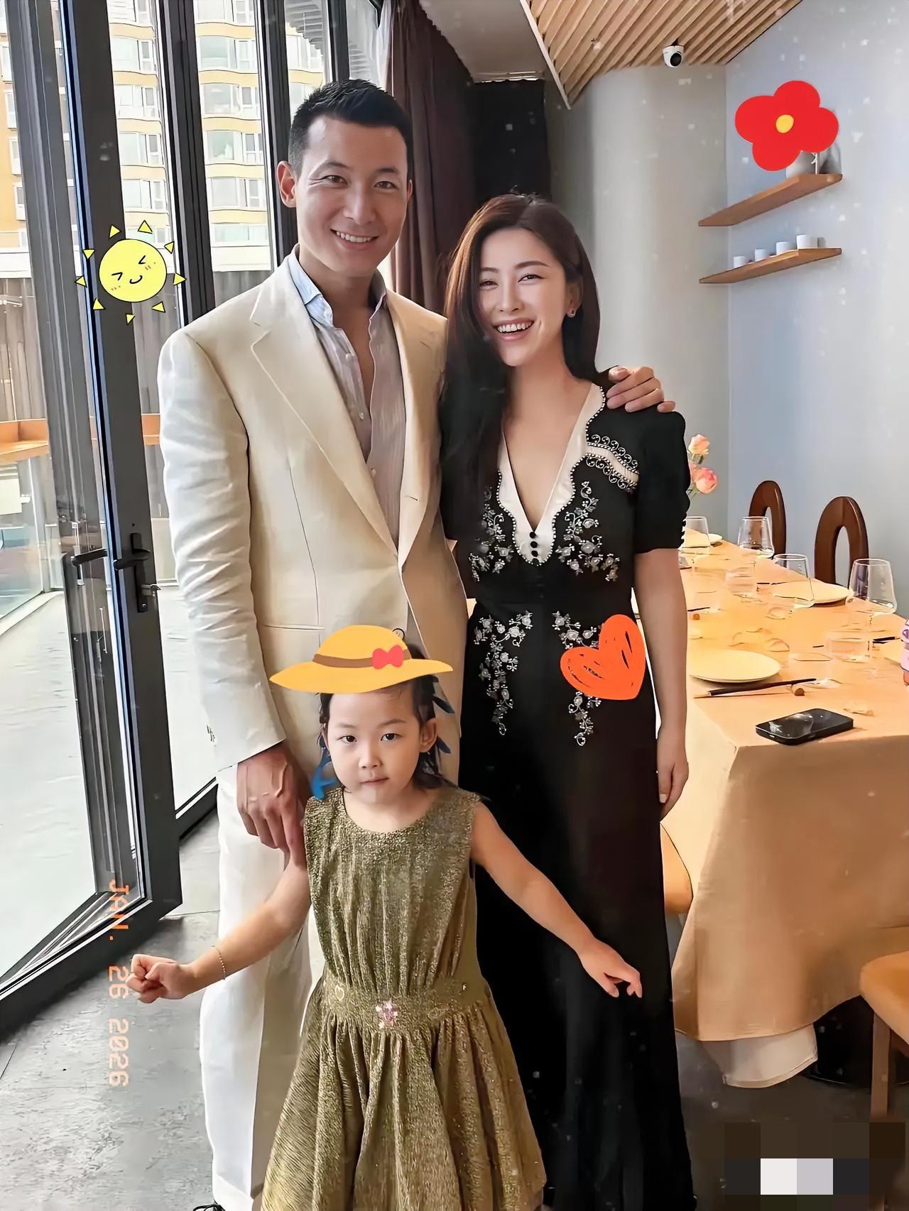 朱珠这次的选择，外人看着光鲜。

王昀佳的履历确实漂亮，曼大硕士，清华美院教职，