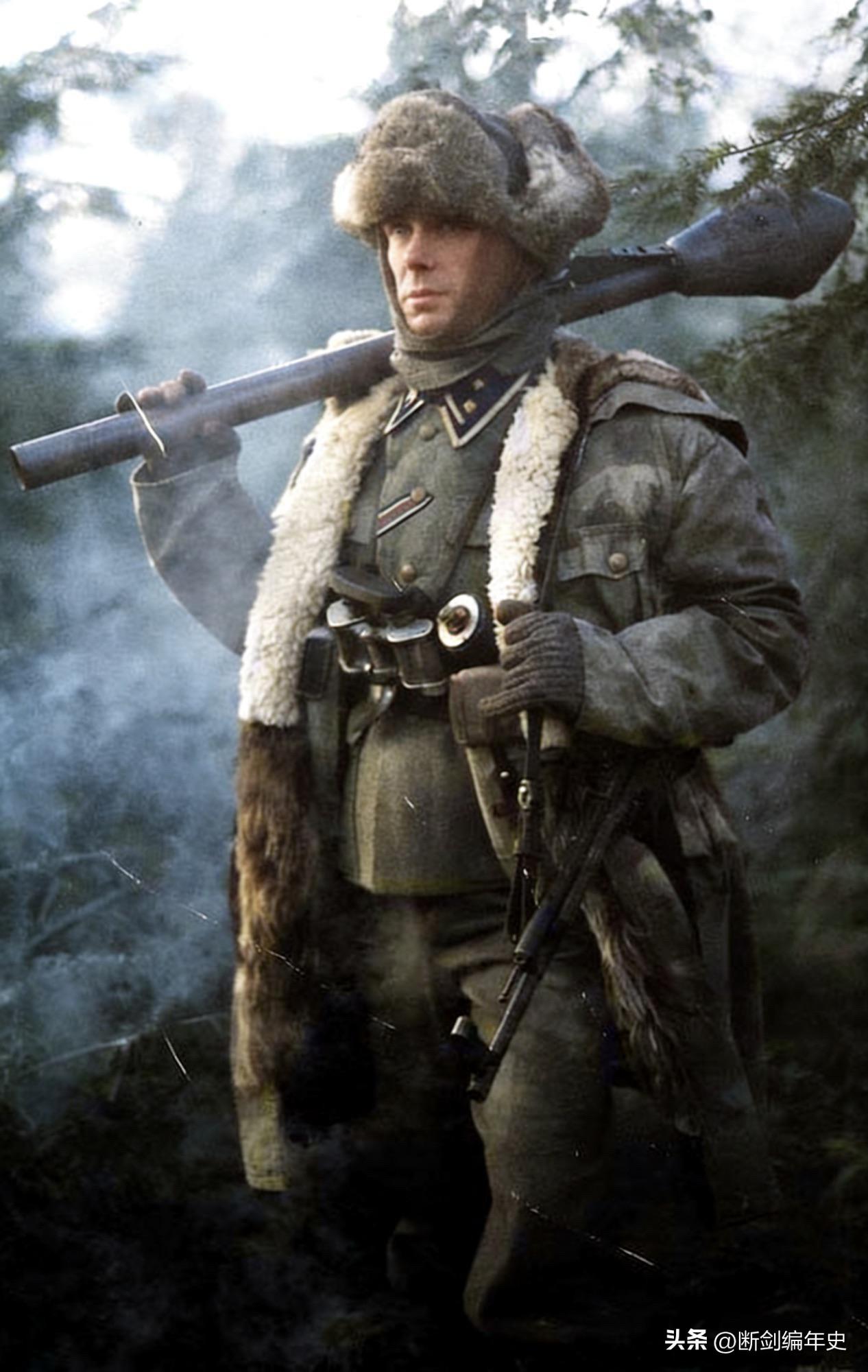 身着防寒冬装，肩扛“铁拳”火箭筒的武装党卫军士官，他的左肩上还挂着一支StG 4